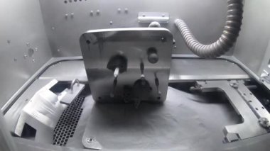 Metal tozundan basılmış nesnelerle dolu platform Çalışma Odasında Duruyor