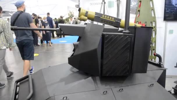 Pequeño tanque de batalla militar. Nuevas armas de combate modernas — Vídeos de Stock