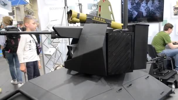 작은 군사용 탱크. 새로운 현대 전투 무기 — 비디오