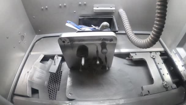 Plataforma con objetos impresos desde soportes de polvo de metal en la cámara de trabajo — Vídeos de Stock