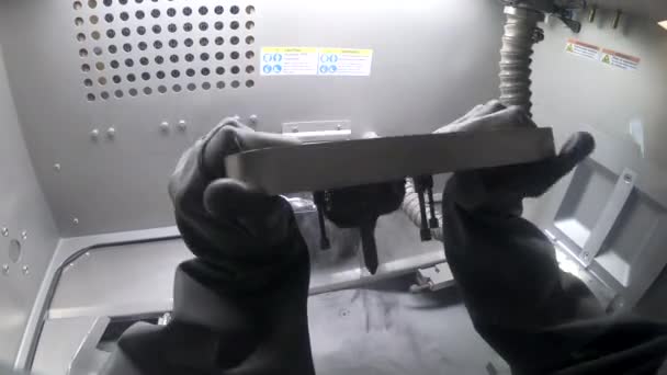 Werknemer in geïsoleerde rubberen handschoenen draait platform met gedrukte modellen en reiniging — Stockvideo
