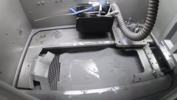 Chambre de travail vide de l'imprimante 3D pour le gros plan métallique. Poudre métallique au fond — Video