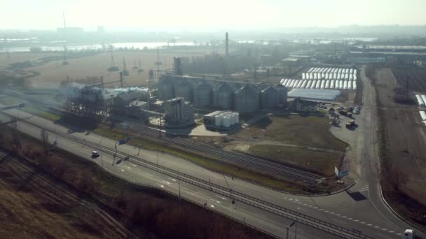 Blick auf den Aufzug am sonnigen Tag. Metallstruktur der Kornkammer. Getreidespeicher — Stockvideo