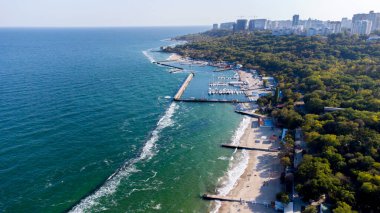 Sandy Beach 'te Yürüyen ve Rahatlayan İnsanlar. Halka açık plajda hava aracı görüntüsü