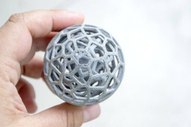 3D yazıcıya basılmış el modelini tutan adam. Toz endüstriyel 3D yazıcı