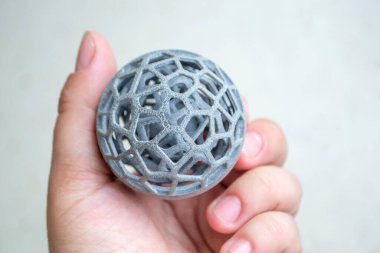 Adam 3D yazıcıya basılmış el modelini tutuyor. Çoklu Jet Füzyon MJF 3D yazdırma