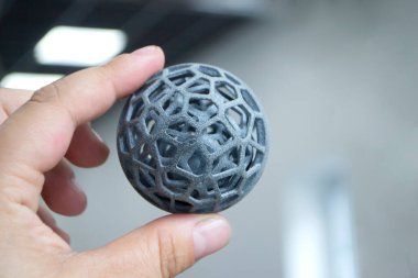 Adam 3D yazıcıya basılmış el modelini tutuyor. Çoklu Jet Füzyon MJF 3D yazdırma