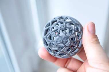 Modeli 3Dprinter 'da tutan adam. Sanayi 3D yazıcıda model oluşturuluyor