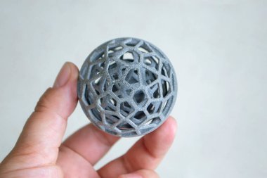 3D yazıcıya basılmış el modelini tutan adam. Toz endüstriyel 3D yazıcı