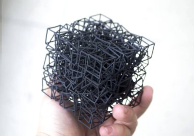 3D yazıcı çoklu Jet Füzyon MJF 3D yazıcı üzerinde el modeli tutan adam