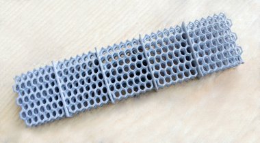 Gri nesne toz endüstriyel 3D yazıcıya basılmış. Toz plastiğinden oluşturulan üç boyutlu model