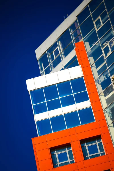Del av fasaden moderna byggnaden med röd och blå — Stockfoto