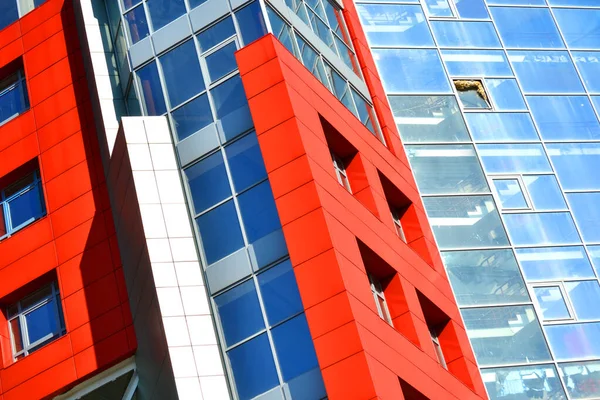 Röd vägg fasad av en modern byggnad — Stockfoto