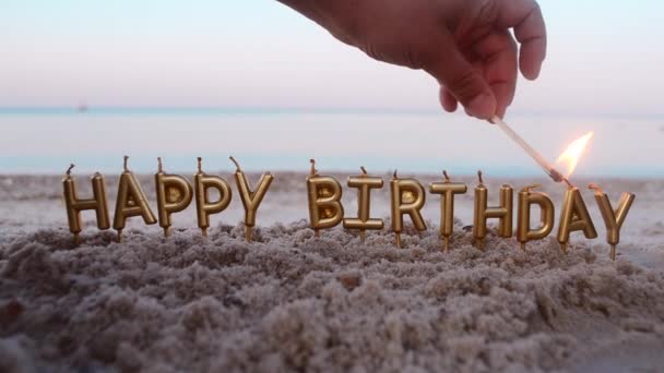 Mann zündet Kerze mit Streichholz an. Kerzen Goldbuchstaben Happy Birthday Burning — Stockvideo