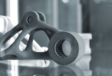 Siyah soyut model nesne 3D yazıcıya yakın plan tozdan basılmış.