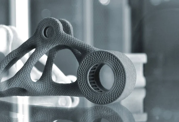 Siyah soyut model nesne 3D yazıcıya yakın plan tozdan basılmış.