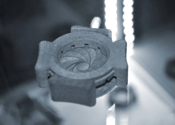 화약을 사용하여 3D 프린터로 인쇄 된 흑백 모델 클립 — 스톡 사진