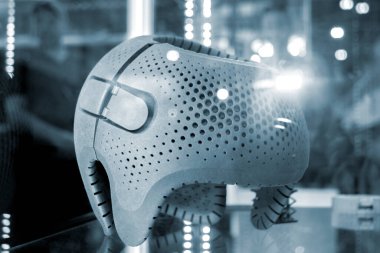 Toz 3D yazıcıya basılmış gri ortopedik plastik protez..