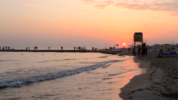 People walk along the sea coast seashore. Sea rest, Sea vacation. — Video