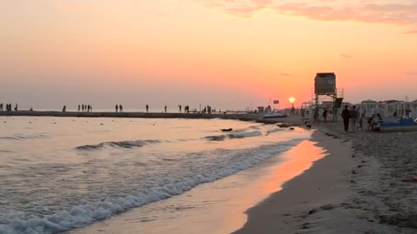 People walk along the sea coast seashore. Sea rest, Sea vacation. — Vídeo de Stock