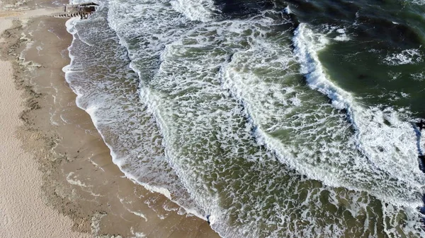 Αεροφωτογραφία drone πτήση πάνω Όμορφη θάλασσα κύματα στην παραλία άμμο με λευκό αφρό — Φωτογραφία Αρχείου