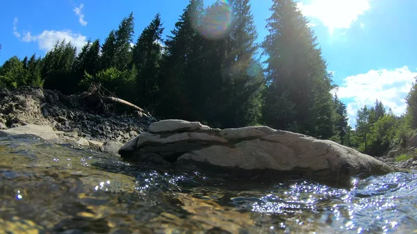 Schöne Berglandschaft mit fließendem Fluss und hellen Spiegelungen — Stockfoto