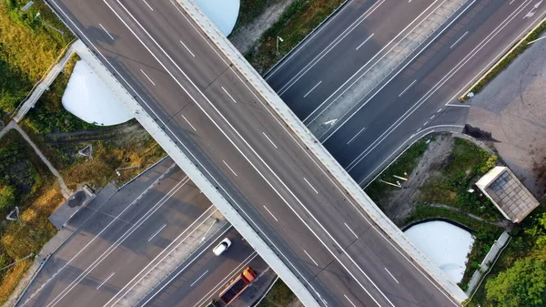 Cars go along the road asphalt bridge, junction. Top view. — Stock Photo, Image