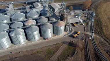 Tahıl dolu araba tahıl asansörüne vardı. Metal yapılardan oluşan asansör kompleksi