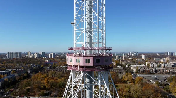 Povstaňte podél věže telekomunikačního a rozhlasového vysílání — Stock fotografie