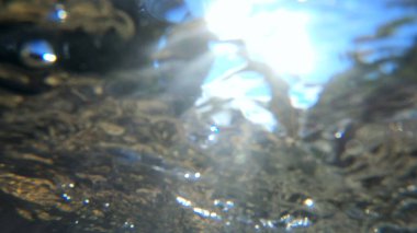 Nehrin altından akan suyun bulanık arkaplan görüntüsü.