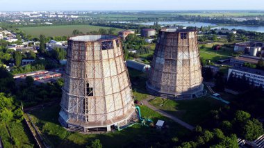 Termal enerji santrali yakınlarında hava aracı görüntüleme uçuşu. CHP 'nin soğutma kuleleri