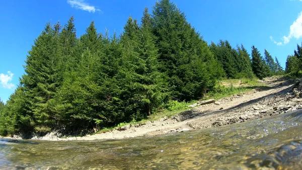 Schöne Berglandschaft mit fließendem Fluss und hellen Spiegelungen — Stockfoto