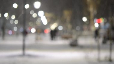 Şehir manzaralı ışıklar, yağan kar, gece caddesi, arabaların farları.