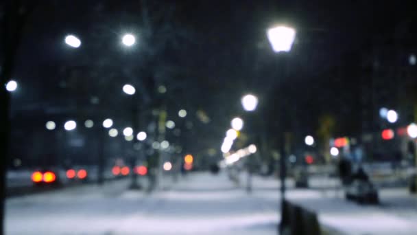 Światła z widokiem na miasto, spadający śnieg, ulica nocna, bokeh miejsc reflektorów samochodów — Wideo stockowe