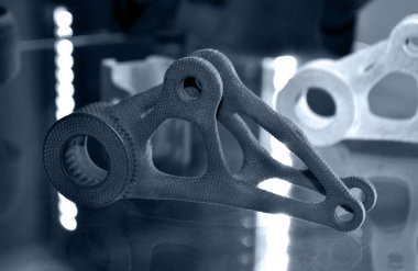 Siyah ve beyaz soyut modeller 3D yazıcıya yakın plan tozdan basılmıştır..