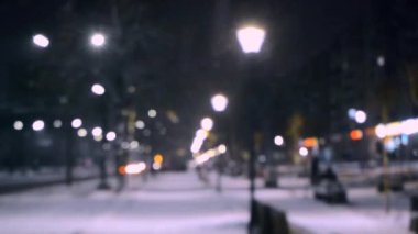 Şehir manzaralı ışıklar, yağan kar, gece caddesi, arabaların farları.