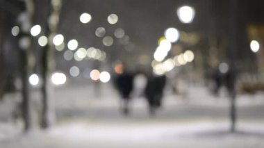 Şehir manzaralı ışıklar, yağan kar, gece caddesi, arabaların farları.
