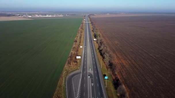 공중 드론, 맑은 날 들판 사이 고속 도로를 비행하는 모습. — 비디오