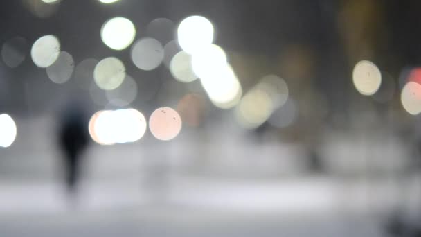 Vista de la ciudad luces, nieve cayendo, calle nocturna, bokeh manchas de faros de coches — Vídeos de Stock