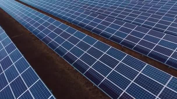 Paneles solares de vista aérea de drones en el primer día soleado. Panel solar fotovoltaico — Vídeos de Stock