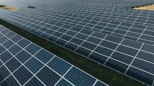 Paneles solares de vista aérea de drones en el primer día soleado. Panel solar fotovoltaico — Vídeos de Stock