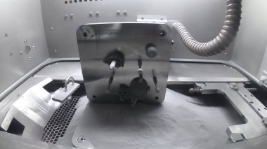 Metal tozundan basılmış nesnelerle dolu platform Çalışma Odasında Duruyor