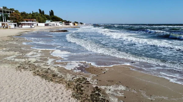 Flygdrönare visa flygning över vågor som rullar på sandstranden. Ovanifrån — Stockfoto