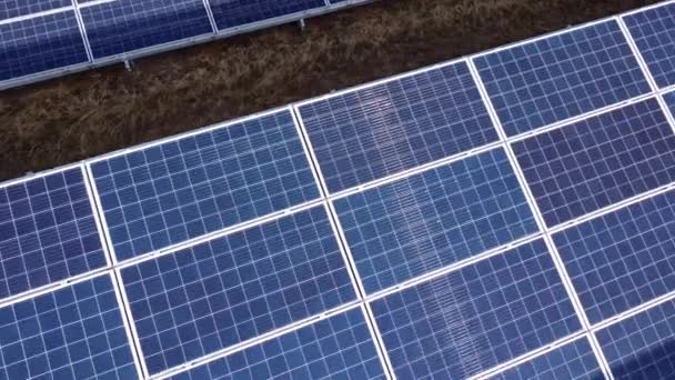 Drone aéreo vista painéis solares no dia ensolarado close-up. Painel solar fotovoltaico — Vídeo de Stock