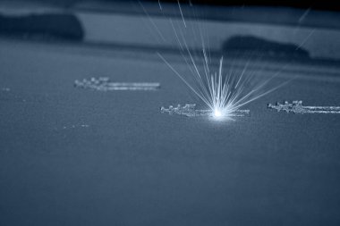 Metal tozundan çıkan 3 boyutlu yazıcı izi. Metal lazer altında yanar.