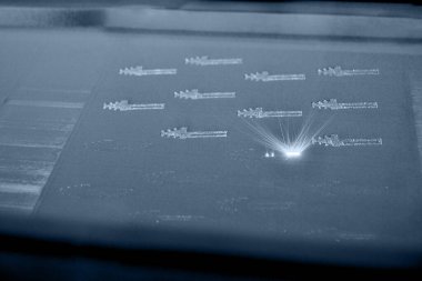 Metal tozundan çıkan 3 boyutlu yazıcı izi. Metal lazer altında yanar.