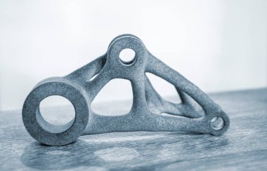 Yakın plan tozdan 3D yazıcıya yazdırılmış gri soyut nesne.