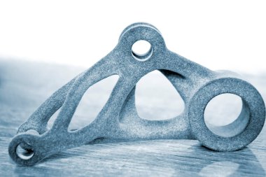 Yakın plan tozdan 3D yazıcıya yazdırılmış gri soyut nesne