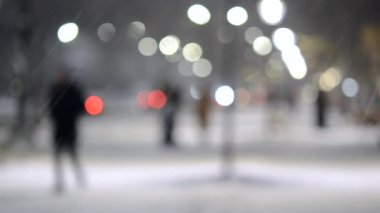 Şehir manzaralı ışıklar, yağan kar, gece caddesi, arabaların farları.