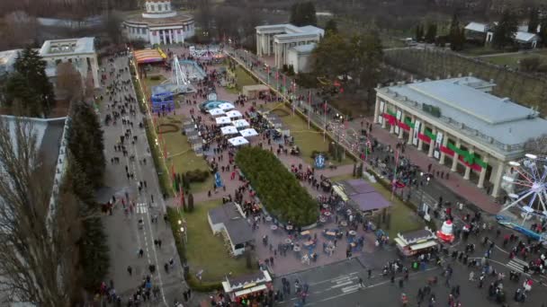 Luchtfoto panoramisch uitzicht stadsgezicht stadspark buiten schaatsbaan, veel mensen — Stockvideo